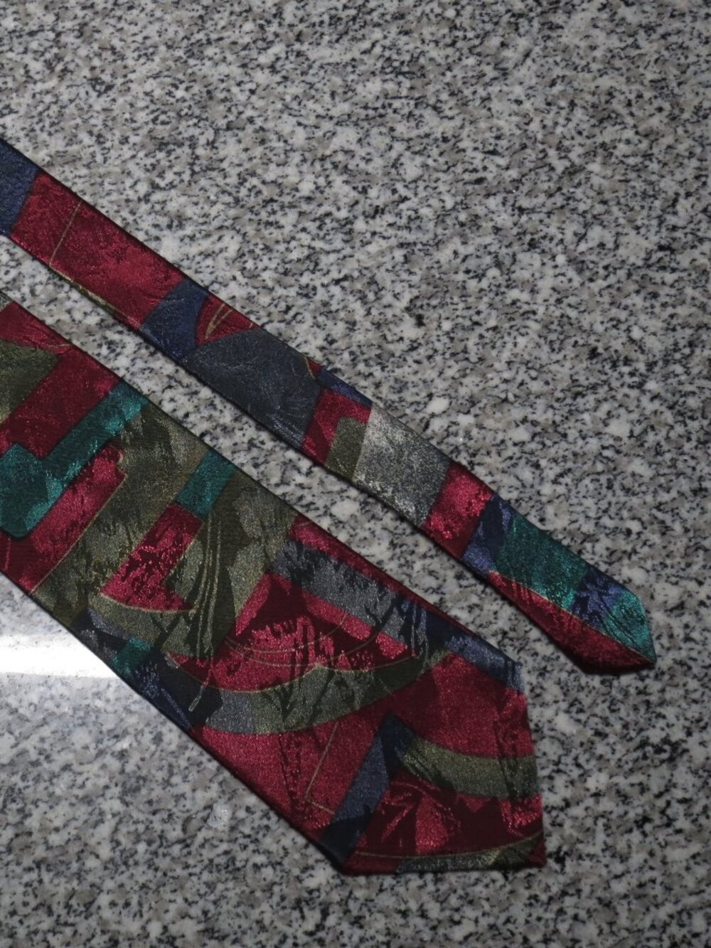 Vintage elaan Tie Gorgeous Colors and Abstract Design
